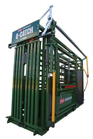Side profile of Q-Catch 74 Series cattle squeeze chute