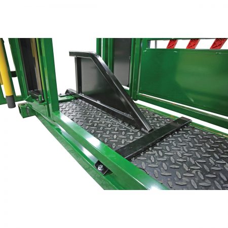 Sternum bar inside a cattle chute