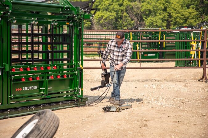 Portable cattle chute, alley and tub hydraulic jacks