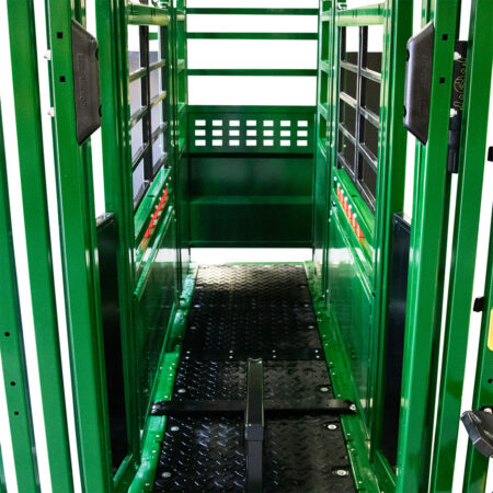 Rubber floor mat in the Powerlock 105 squeeze chute
