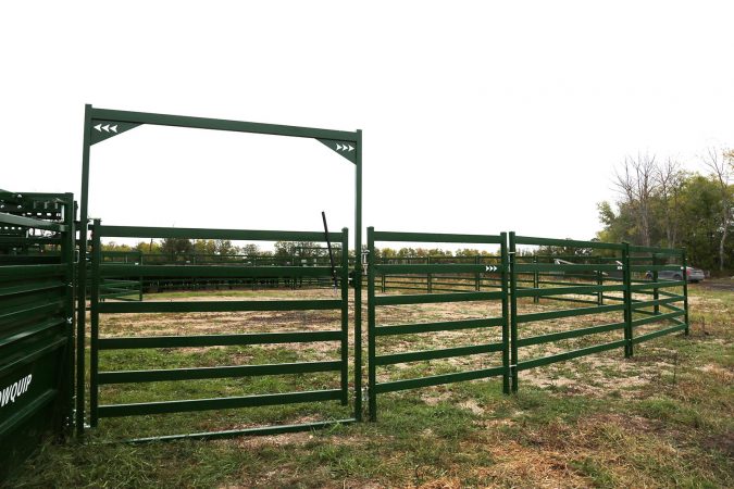 Arrow High Bow Gate for cattle corrals