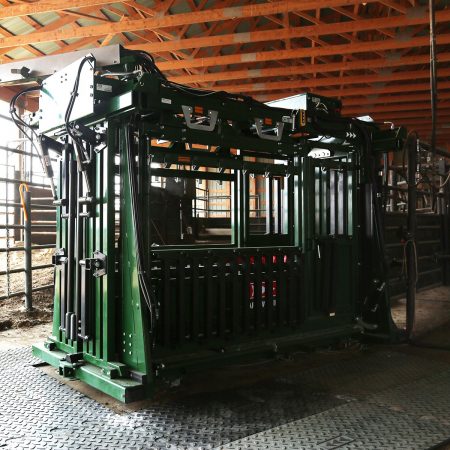 Full side access to cattle with 8 drop-down panels, split bottom doors, and XL palpation cage on The General