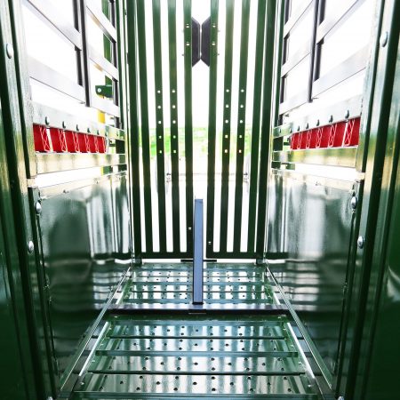 3E barred head gate on Q-Catch encourages cattle to enter the squeeze chute