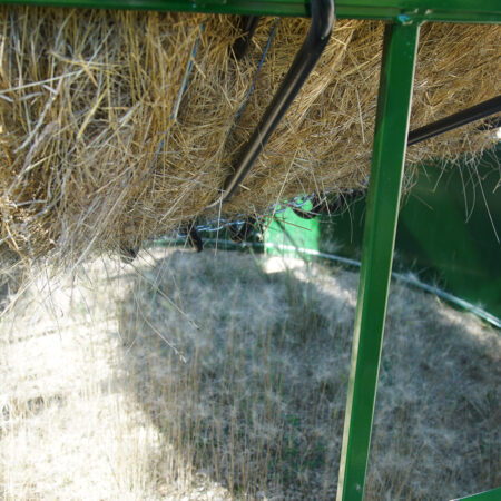 Round bale feeder shows minimal waste