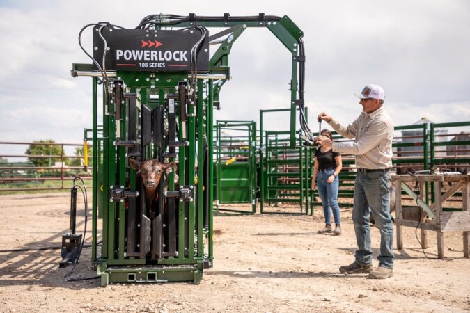 Powerlock 108 working cattle with hydraulic swing arm