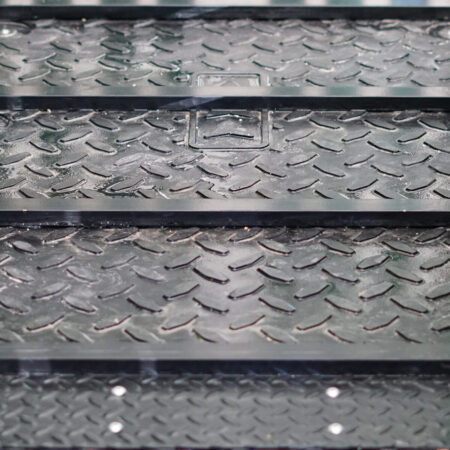 Traction bar hydraulic chutes